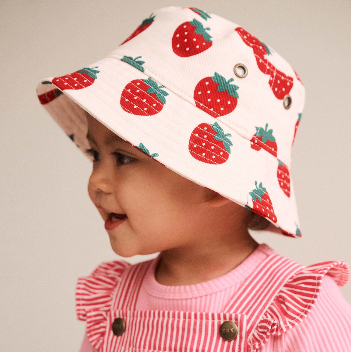 STRAWBERRY BUCKET HAT