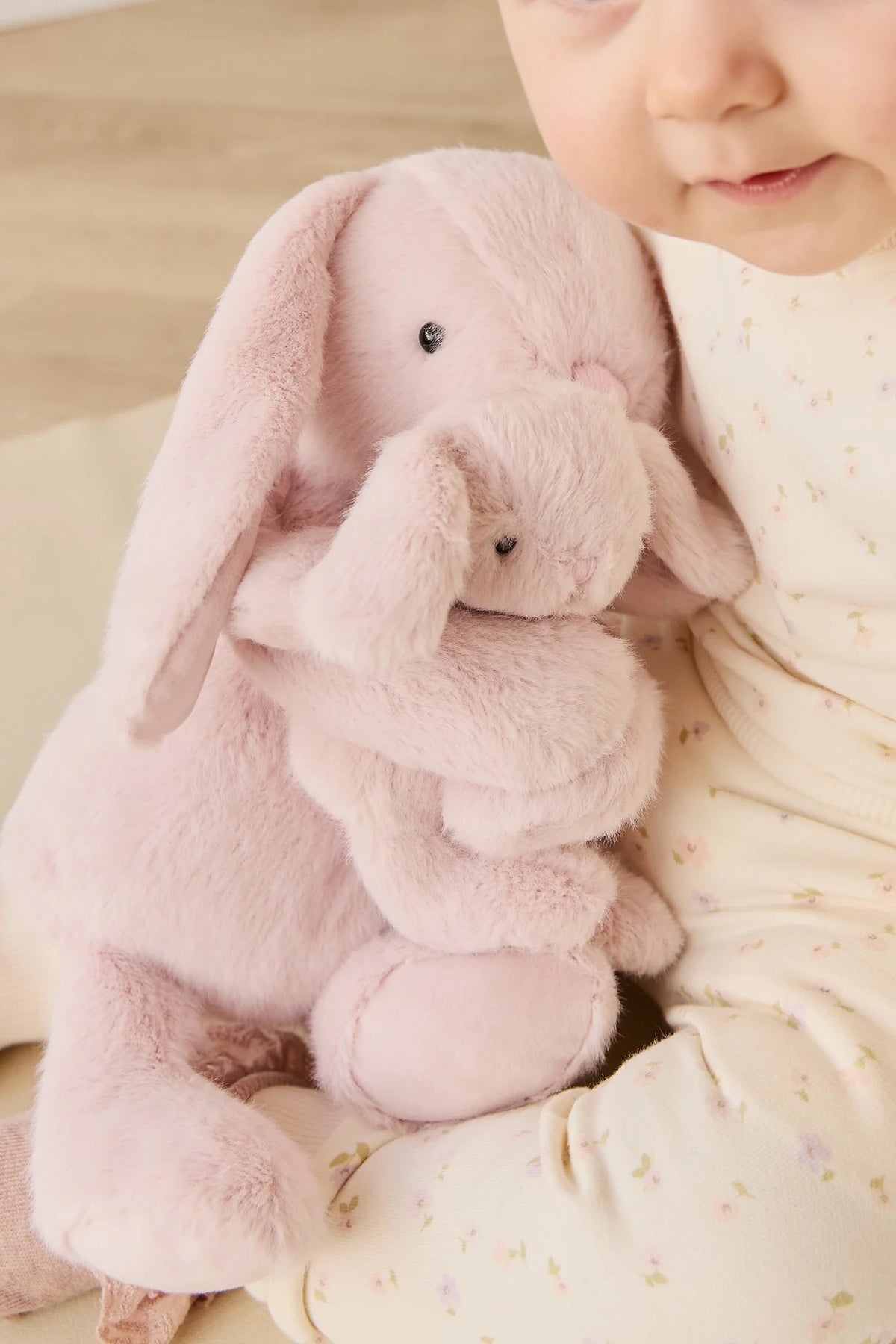 Snuggle Bunnies | Frankie the Hugging Bunny | Blossom